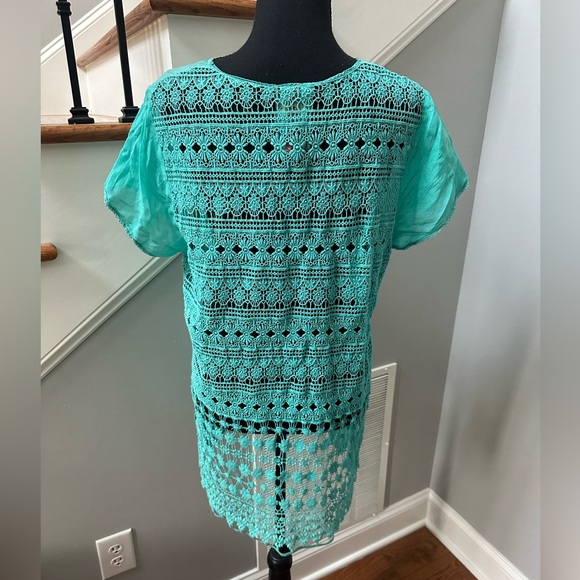 Turquoise Embroidered Floral Crochet Short-sleeved Tunic - Picture 4 of 6